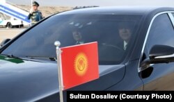 Gyrgyzystanyň prezidenti Sadyr Žaparow we Türkmenistanyň Halk Maslahatynyň başlygy Gurbanguly Berdimuhamedow Çolpon-ata şäherinde ulagda barýar.