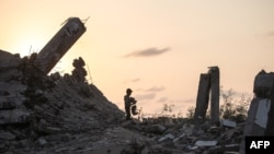 Палестинско момче сред отломки от сграда в Нусейрат, Газа, 11 ноември 2025 г. 