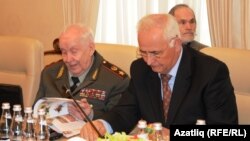 "Татарлар һәм яһүдләр" китабын тәкъдим итү кичәсендә Мәхмүт Гәрәев (с) һәм Ринат Мөхәммәдиев (у)