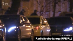 Павло Фукс виходить із ресторану на Інститутській. 5 грудня 2017 року