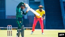 د پاکستان لوبغاړی د زېمبابوې پر وړاندې بیټېنګ کوي - انځور له ارشیفه. 