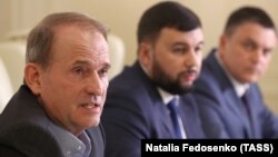 Зліва направо: керівник проросійської організації «Український вибір» Віктор Медведчук, ватажок угруповання «ДНР» Денис Пушилін і ватажок угруповання «ЛНР» Леонід Пасічник. Мінськ, 27 червня 2019 року