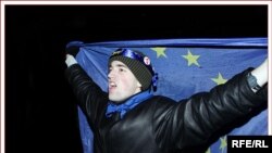 بلغارستان و رومانی از سال ۱۹۹۵ میلادی در تلاشند تا به اتحادیه اروپا بپیوندند. مذاکرات در این مورد در سال ۲۰۰۰ میلادی آغاز شد و چهار سال بعد به پایان رسید.