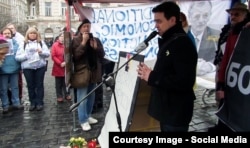 Мартин Углирж во время акции памяти Бориса Немцова