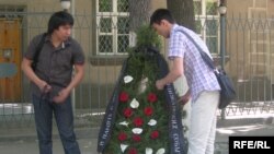 Бишкекдаги Ўзбекистон элчихонаси олдиган қирғиз фаоллари Андижон қурбонлари хотирасига ҳурмат рамзи ўлароқ¸ гулчамбар қўйиб кетдилар.