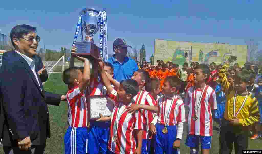 Жаш футболчулар. Бишкектеги &quot;Дордой&quot; командасында ойногон балдар. Жалал-Абад, Талас, Ош, Бишкек командаларын жеңип, биринчи орунду ээлеген учур. Автору Алтынай Дөлөткелдиева&nbsp;