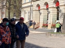 Маски носять одиниці перехожих