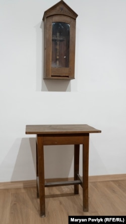 Розп'яття і столик блаженного Климентія Шептицького з Унівської лаври