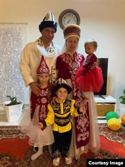 Кыргызстандын Израилдеги ардактуу консулу Дмитрий Шкаф үй-бүлөсү менен