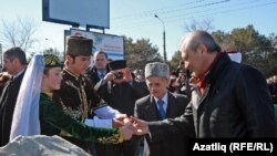 Василий Джарты (у) һәм Мостафа Җәмилев яңа мәчет нигезенә киләчәк буыннарга мөрәҗәгать урнаштыра