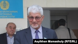 Депутат маслихата города Алматы Виктор Булекбаев на крыльце здания Бостандыкского районного суда. Алматы, 14 апреля 2015 года.