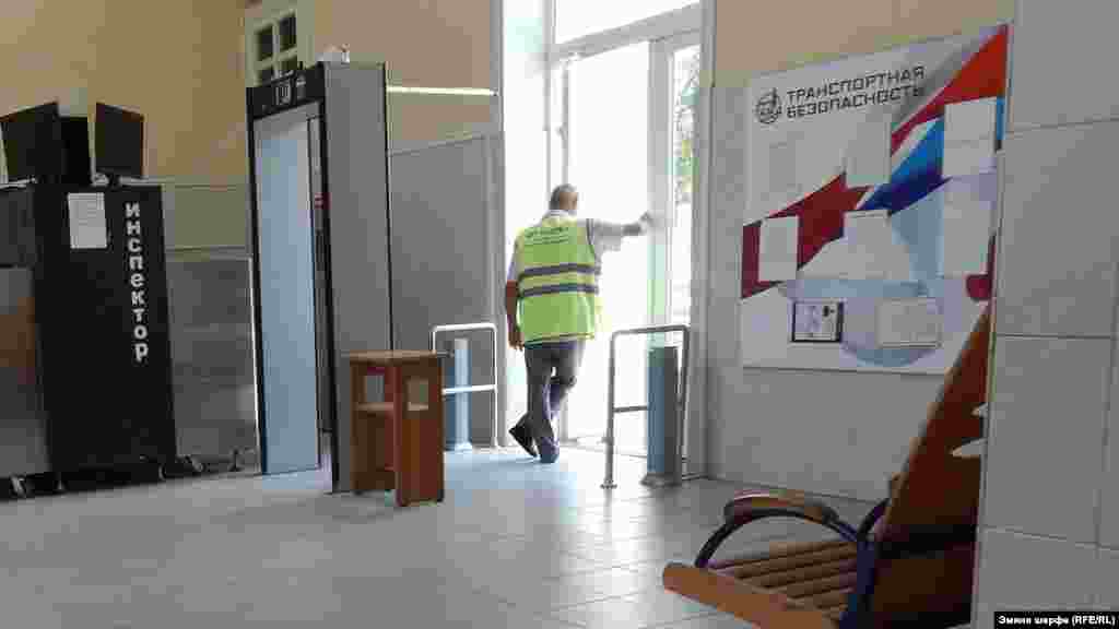 Kirişte qaravullar adam ve çantalarnı teşkere