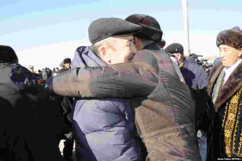 Амал мерекесіндегі ерекше дәстүр — көрісу. Ұзақ уақыт бойы көріспеген немесе араз болып жүрген адамдар бір-бірімен қауышып, амандық-саулық тілеп, өкпе-ренішін кешіреді, ескі жылды артта қалдырып, жаңа жылға жақсы тілектер айтып қадам басады.