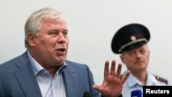 آنتونی کوچرنا وکیل اسنودن در فرودگاه مسکو