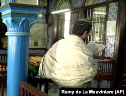 زیارت کنیسه جربه، یکی از عناصر هویتی یهودیان تونس است که اکنون فقط ۱۵۰۰ نفر از آنان در سراسر این کشور باقی مانده‌اند.