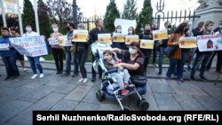 Один из многочисленных митингов переселенцев с требованием решить жилищную проблему. Семья Оксаны Водиновой, воспитывающей сына с тяжелой формой ДЦП, все годы войны самостоятельно снимает одну комнату