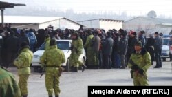 Кыргыз-тажик чек арасына топтолгондор. Баткен, 18-декабрь, 2013.