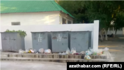 Aşgabat. Mätäçler üçin, zibil çelekleriniň içine taşlanman, ýanynda goýlan azykly düwünçekler. 2021.