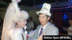 "Манасты" белекке алган кытайлык кыргыз жаш жубайлар