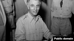 فضل‌الله زاهدی در باشگاه افسران، ساعتی پس از موفقیت کودتا در ۲۸ مرداد