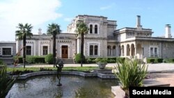 1880 елда бу бинаны княгиня Анна Голицынадан сатып алганнан соң Феликс Юсупов аны төзекләндергән һәм Йосыповлар сарае дип атаган. 1920 елларда биредә хакимият ял иткән. 1945 елда Ялта конференциясе вакытында Сталин яшәгән. Бакчасында 200дән артык агач һәм куак төре бар. Аларның кайберләренә 100-500 ел