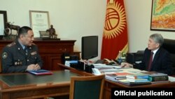 Президент Алмазбек Атамбаев и министр внутренних дел Улан Исраилов.