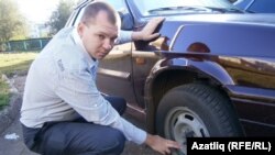 Дамир Шәйхетдин зыян күргән машинасы янында