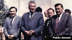 Динмухамед Кунаев (в центре). По его праву руку - Нурсултан Назарбаев.