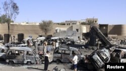  خودروهای سوخته شده در اثر حمله هوایی عربستان به یک پمپ بنزین در شهر صعده