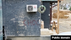 Ош шаарында буздурулуп жаткан мыйзамсыз курулуштар.