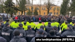 Местные мусульмане потребовали от властей дополнительных гарантий – с этим требованием они пришли сегодня к зданию мэрии Чохатаури