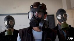 گروهی از داوطلبان در حال آموزش مردم در حلب، برای آماده‌سازی آن‌ها در صورت وقوع حملات شیمیایی، سپتامبر ۲۰۱۳