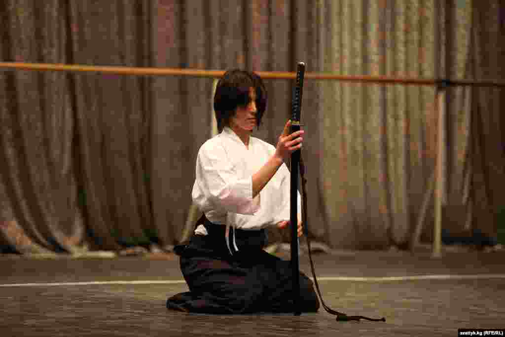 Катана - изогнутый меч с односторонним клинком, чтобы сделатьего - сталь перековывают до ста раз 