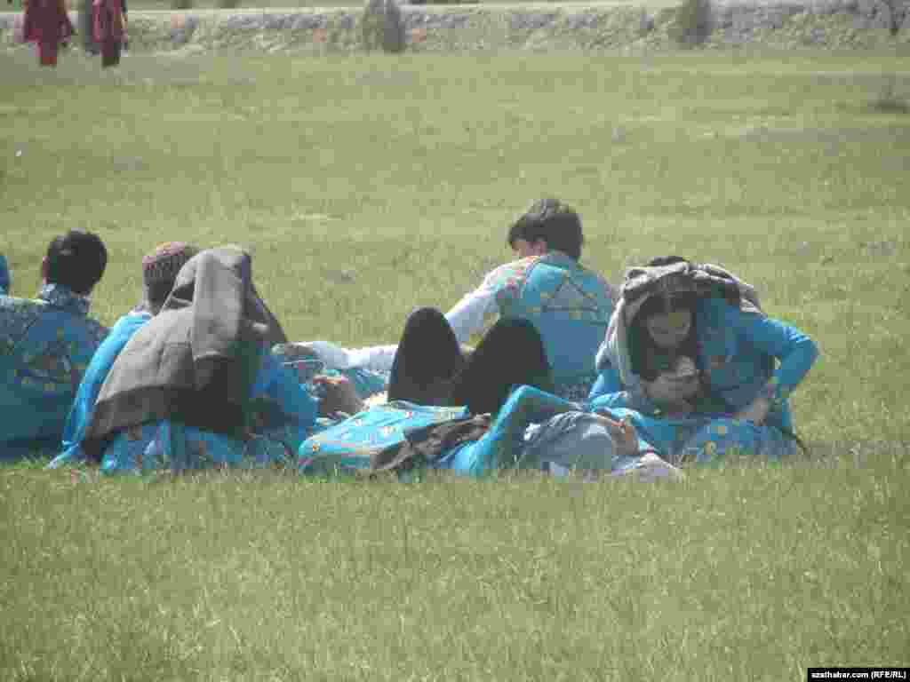 Gök ot üstündäki dynç alyş.