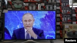 Пресконференція Путіна –з усіх екранів. Євпаторія. Окупований Крим. 17 грудня 2020 року