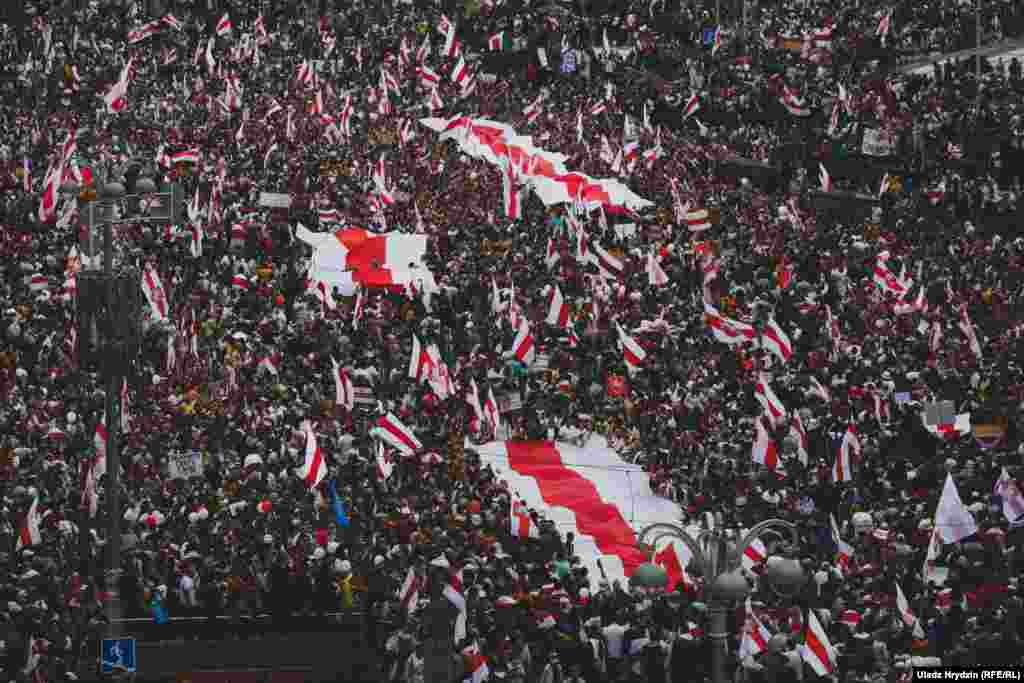 23 жніўня. Па словах гісторыка і літаратара Ўладзімера Арлова, народны рэфэрэндум па вяртаньні гістарычнай сымболікі ўжо адбыўся