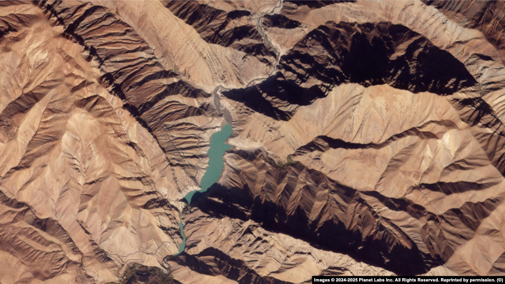 سد امیرکبیر: بر روی رود کرج ساخته شده و ضمن تأمین آب تهران، برق تولید می‌کند و در کنترل سیلاب‌های فصلی نیز نقش دارد.