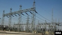 وزارت نیروی ایران همچنین اعلام کرده است مصرف برق در روز نهم ارديبهشت ماه به ۳۱ هزار و ۵۰۰ مگاوت رسيده است. بر اساس گزارش سالانه وزارت نيرو توان عملی توليد برق نيروگاه های ايران حدود ۳۴ هزار مگاوات است. (عکس از ایسنا)