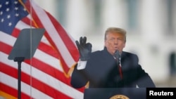 Дональд Трамп выступает на митинге у Белого дома. После чего часть участников митинга направилась к Капитолию 6 января 2021 года