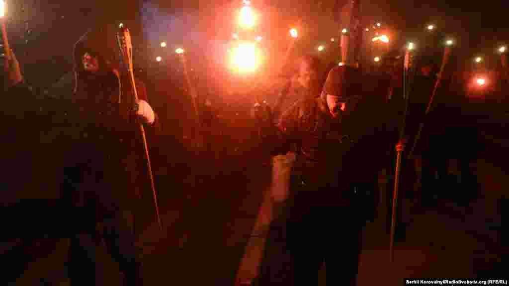 В ніч з 29 на 30 листопада &ndash; у другу річницю розгону Євромайдану, активісти &laquo;Коаліції учасників Помаранчевої революції&raquo; та інші учасники Євромайдану, провели смолоскипну ходу. Люди пройшлись центром Києва, щоб звернутися до урядовців, зокрема, до міністра внутрішніх справ Арсена Авакова та Генпрокурора Віктора Шокіна, з вимогами отримання від них звіту про хід розслідування злочинів на Майдані. Акція була приурочена до трагічної ночі рівно два роки тому, коли на Майдані &laquo;Беркут&raquo; жорстоко побив студентів. ДИВИТИСЬ ФОТОГАЛЕРЕЮ ДИВИТИСЬ ВІДЕО