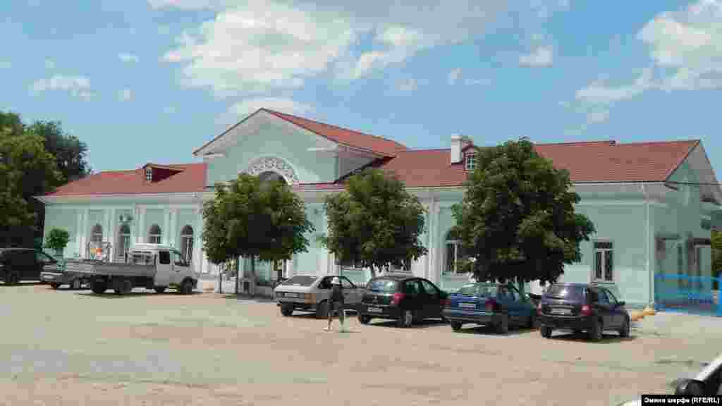 Bağçasaray demiryol stantsiyası 1875 yılı açılğan&nbsp; edi. O, Lozovoye stantsiyasınen (Harkiv vilâyeti) Aqmescit arasında turaqlardan birisi edi