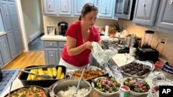 ماندانا «دانا» کاشانیان در حال آشپزی در خانهٔ خود