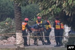 Рятувальники переносять тіло загиблого з пошкодженої будівлі державного медичного та освітнього комплексу після індійських ударів у Мурідке, приблизно за 30 кілометрів від Лахора, 7 травня 2025 року