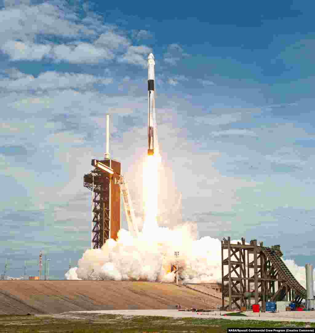 Капсула буде встановлена на носу ракети SpaceX Falcon 9, як зображено тут під час запуску в січні 2020 року. Протягом останніх дев&#39;яти років NASA платило Росії до 86 мільйонів доларів за місце, щоб відправити своїх астронавтів у космос після того, як 30-річна програма &laquo;Спейс шаттл&raquo; США була знята з експлуатації в 2011 році