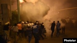 Amrenia - Protesters are dispersed by riot police in Yerevan's Sari Tagh neighborhood, 29Jul2016.