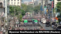 Демонстрация в Янгоне 6 февраля 2021 года против военной администрации, пришедшей к власти в Мьянме в результате переворота 