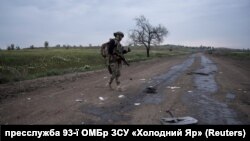 Військовослужбовець 93-ї ОМБр «Холодний Яр» ЗСУ за межами прифронтового міста Костянтинівка, Донецька область, 7 травня 2025 року