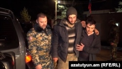 Կոլյա Ստեփանյանը (կենտրոնում) 70-օրյա շրջափակումից հետո վերադառնում է հայրենիք, 20-ը դեկտեմբերի, 2020թ.