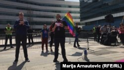 Сотні прихильників геїв та лесбіянок вийшли на вулиці Сараєва. На фото – виступ одного з активістів біля будівлі парламенту, 8 вересня 2018 року