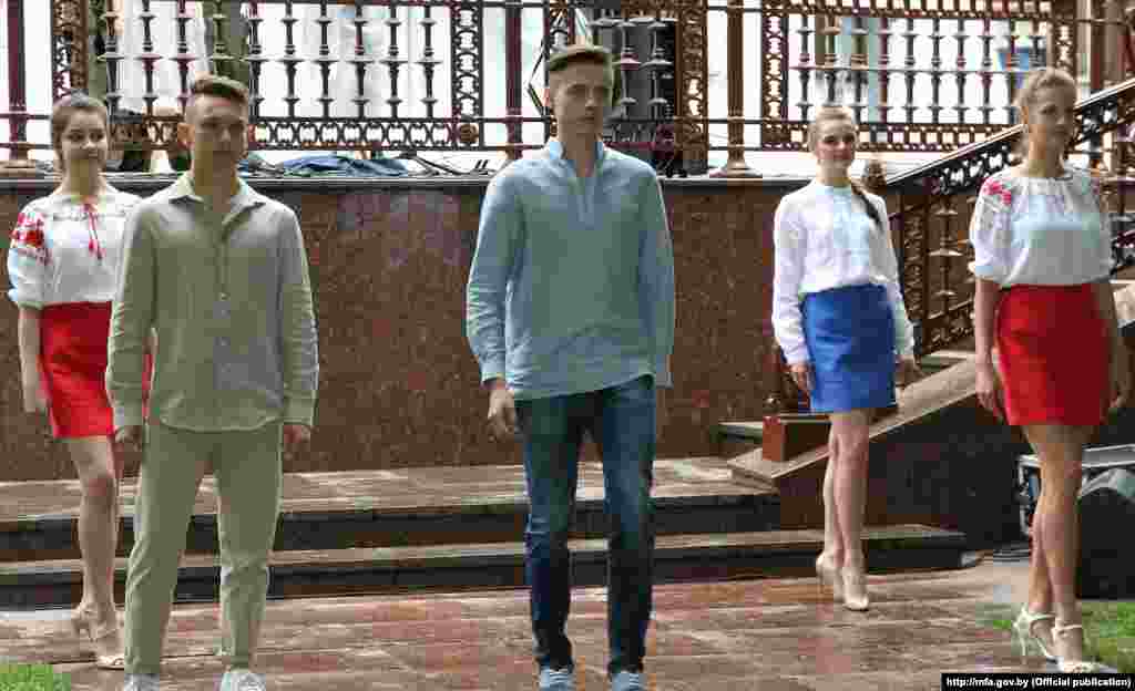 Паказ ільняных вырабаў дзяржаўных прадпрыемстваў і вырабаў з прыватных калекцыяў